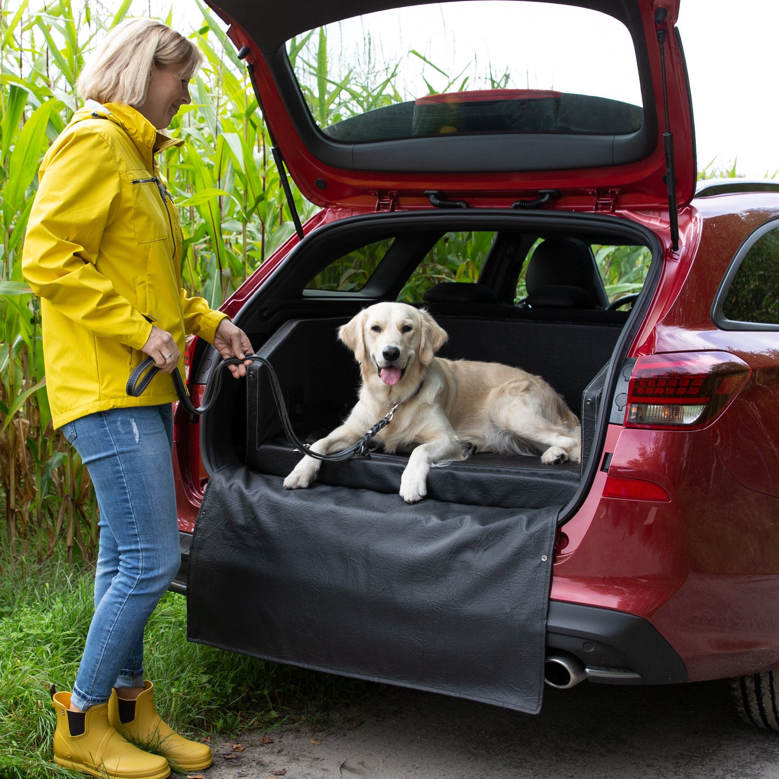 Hundebett Auto Nero – Kofferraum Reisebett, Echtlederprägung,  & Gurtsystem