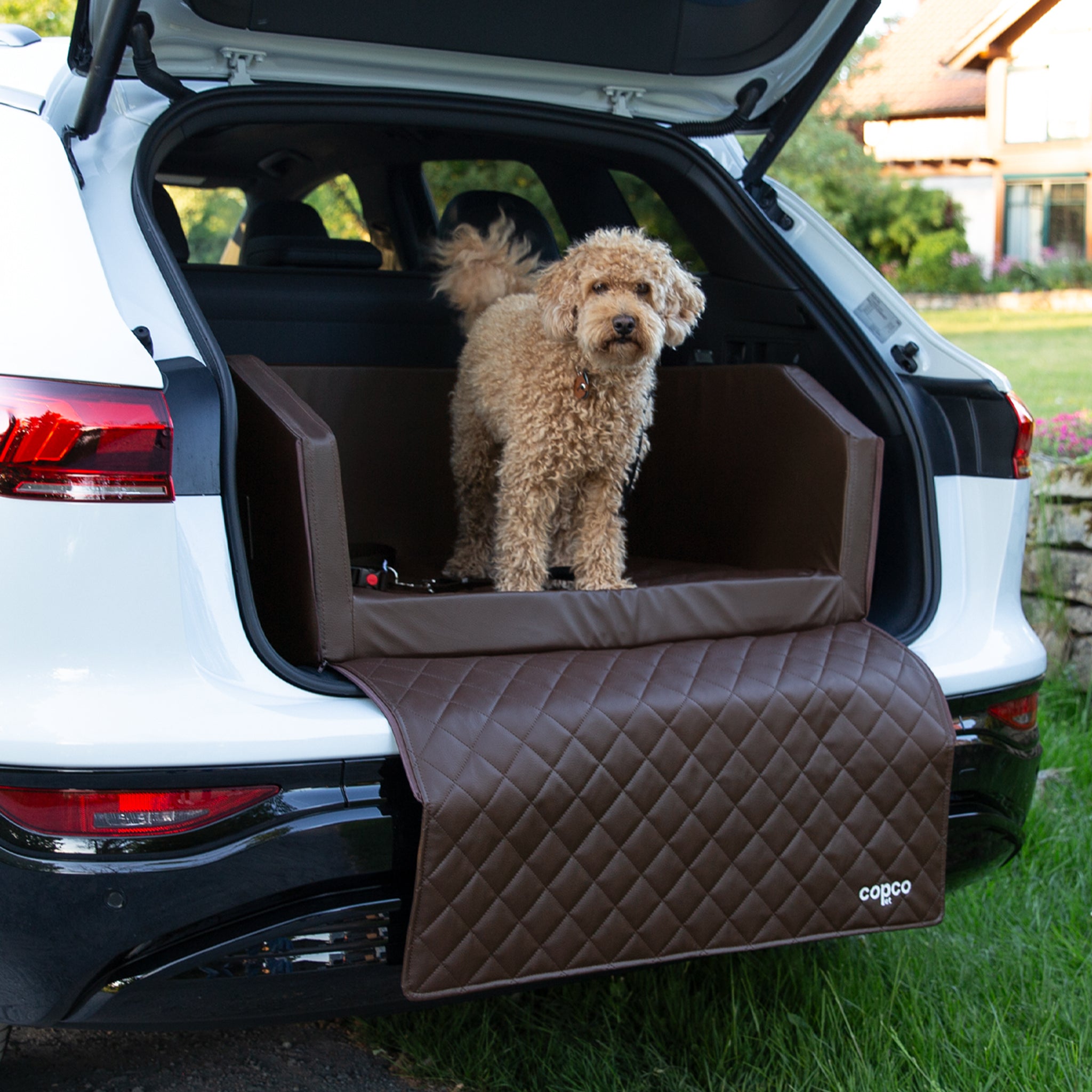 Hundebett Auto Kofferraum – orthopädisch & Gurtsystem