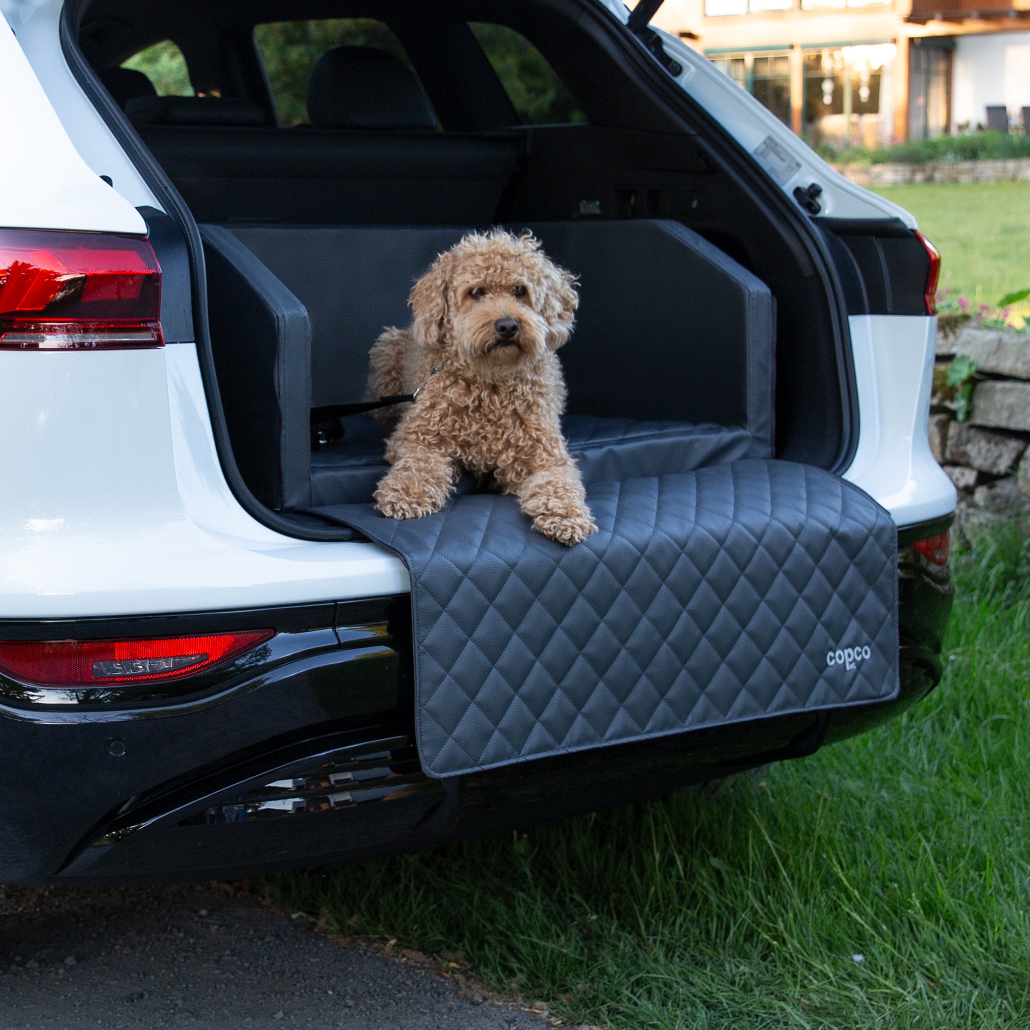 Hundebett Auto Kofferraum – orthopädisch & Gurtsystem