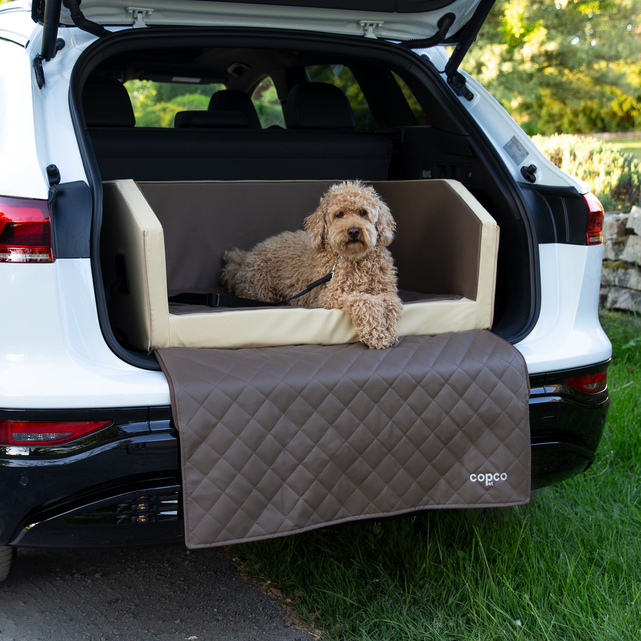 Hundebett Auto Kofferraum – orthopädisch & Gurtsystem
