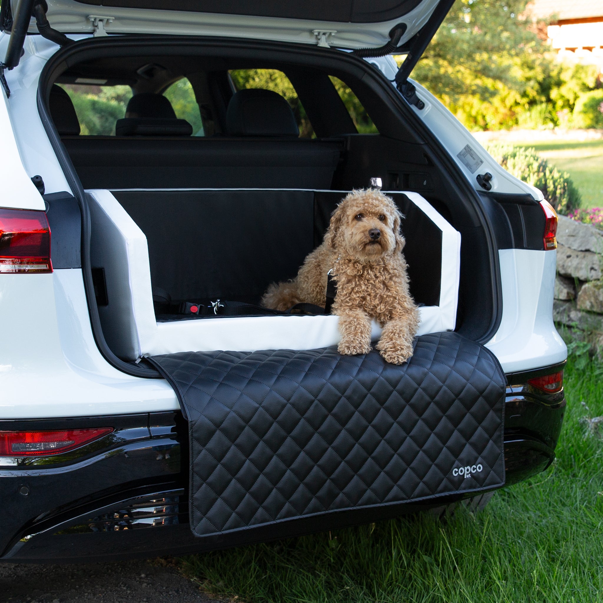 Hundebett Auto Kofferraum – orthopädisch & Gurtsystem