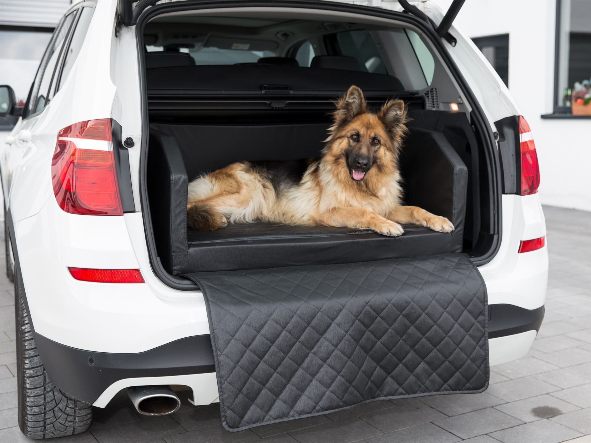 CopcoPet - Autohundebett Schwarz 100 x 80 cm mit Gurtsystem