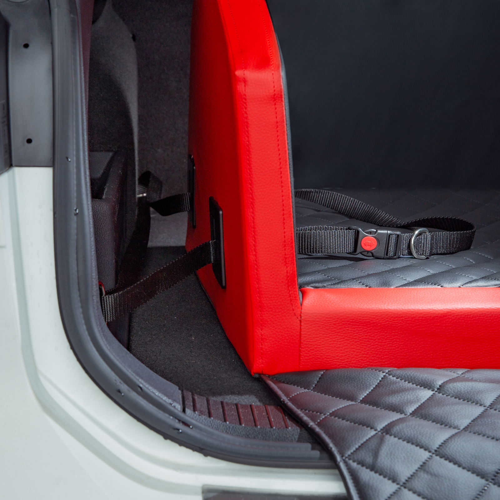 CopcoPet - Autohundebett Rot/Schwarz 110 x 90 cm mit Gurtsystem